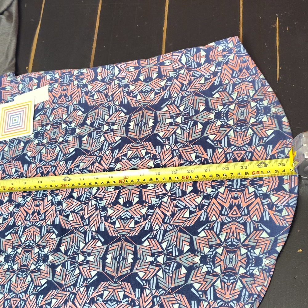 LulaRoe Randy Geometric Pattern Raglan Sleeve Top - Picture 10 of 15